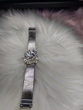 Load image into Gallery viewer, ANTIQUE RHINESTONE FLOWER MAGNETIC BRACLET

