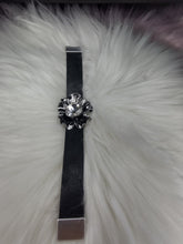 Load image into Gallery viewer, ANTIQUE RHINESTONE FLOWER MAGNETIC BRACLET
