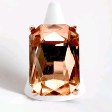 Load image into Gallery viewer, Emerald Stretch Ring
